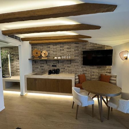 Urban Gem In The Heart Of Naoussa A Stylish Escape Apartment Naousa  ภายนอก รูปภาพ