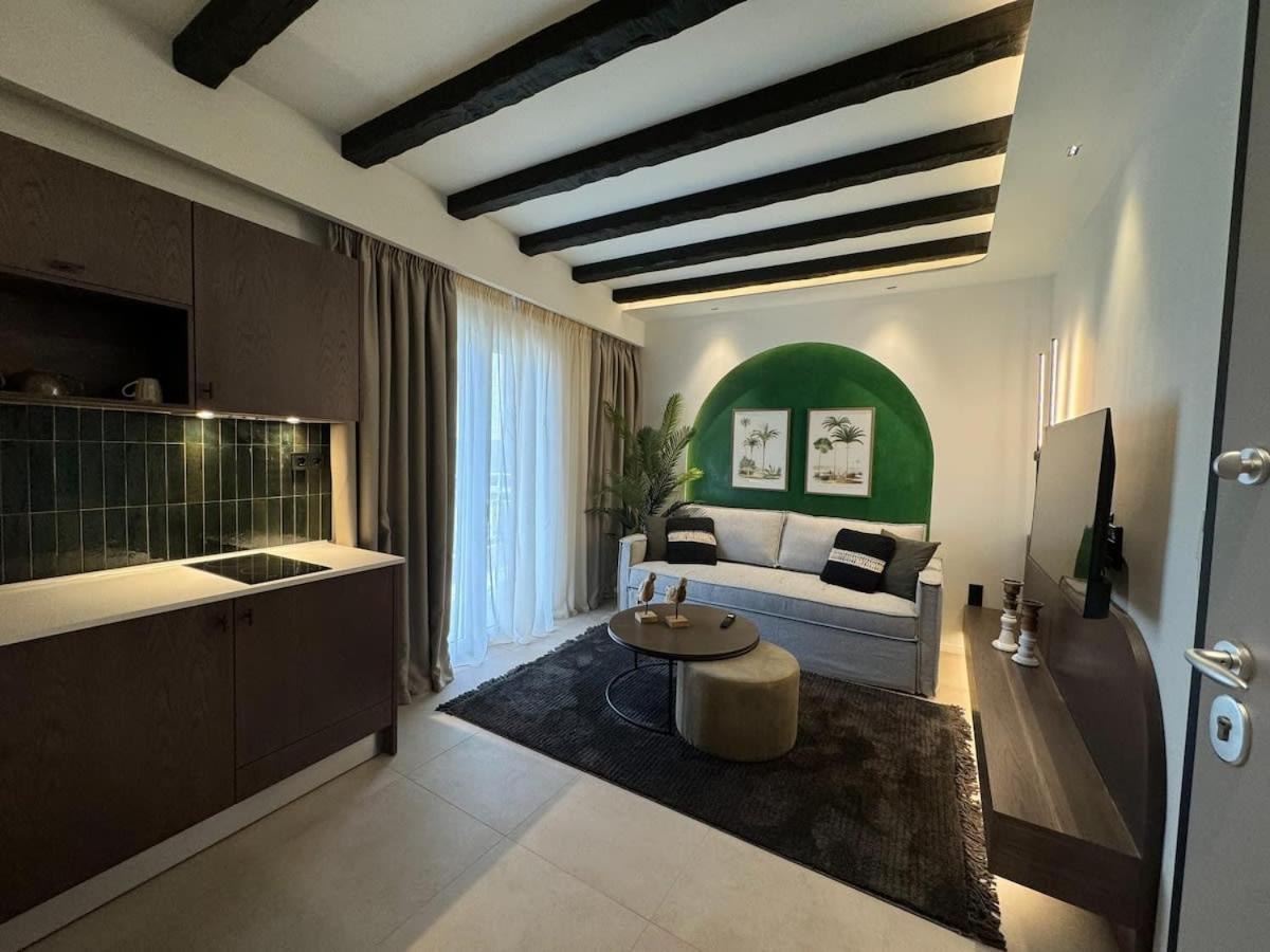 Urban Gem In The Heart Of Naoussa A Stylish Escape Apartment Naousa  ภายนอก รูปภาพ